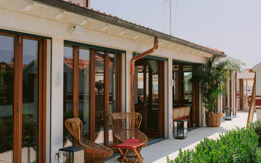 Facciata dello stabilimento balneare Bagno Principe a Forte dei Marmi con impianto elettrico realizzato