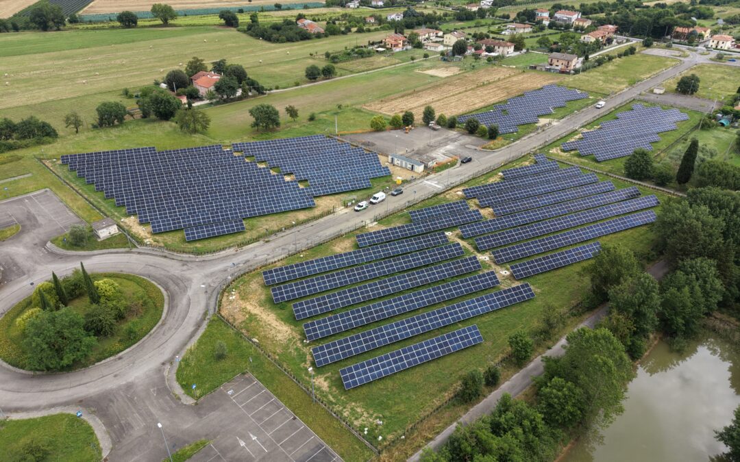 Campo fotovoltaico Colline Toscane inserito nel paesaggio agricolo toscano